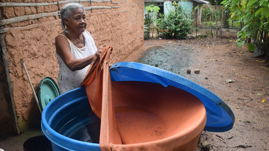 En los patios de La Suprema, muchas familias almacenan en tanques el agua de lluvia o de pozo. Para filtrar la suciedad, cubren con telas o trapos los recipientes. Foto: Carlos Antonio Mayorga Alejo.