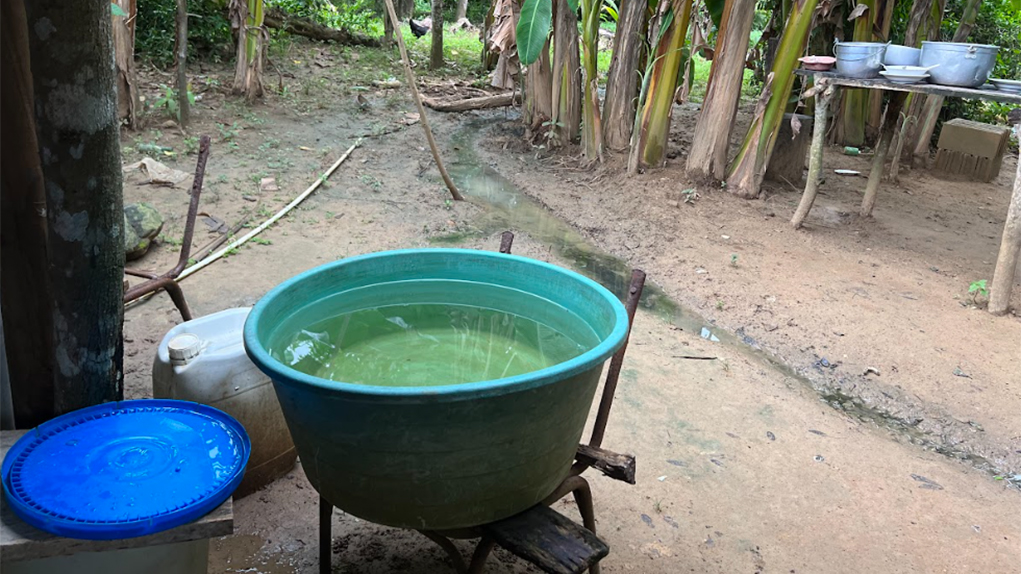 In the backyards of families in Palo Altico and Playón, women store water that they collect when it rains or from wells located more than a kilometre away. Photo: Carlos Antonio Mayorga Alejo.