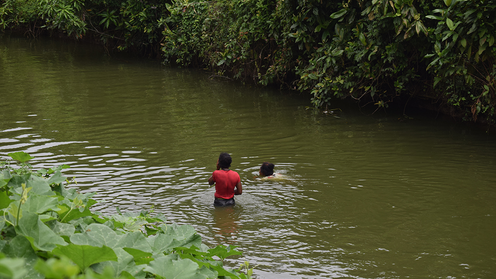 Like most of the community, the women bathe in the canals and reservoirs of the irrigation district. All the women interviewed believe that the oil palm plays a fundamental role in affecting the water in the area, and wonder what impact it may have had on some of the fish kills that occurred in the dam years ago. They are asking USOMARIALABAJA to open channels of dialogue with the community: "We are not looking for discord, we want to work as a community," they say. Photo: Carlos Antonio Mayorga Alejo.