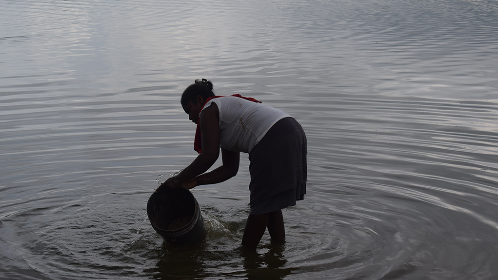 La responsabilidad de llevar el agua al hogar socialmente ha recaído sobre las mujeres, pero cada vez es más difícil por monocultivos de la región. Foto: Carlos Antonio Mayorga Alejo.